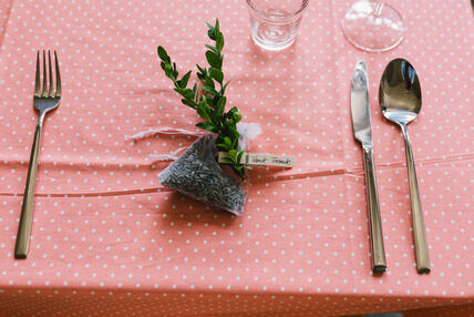 hochzeit-tischdecke-deko-besteck