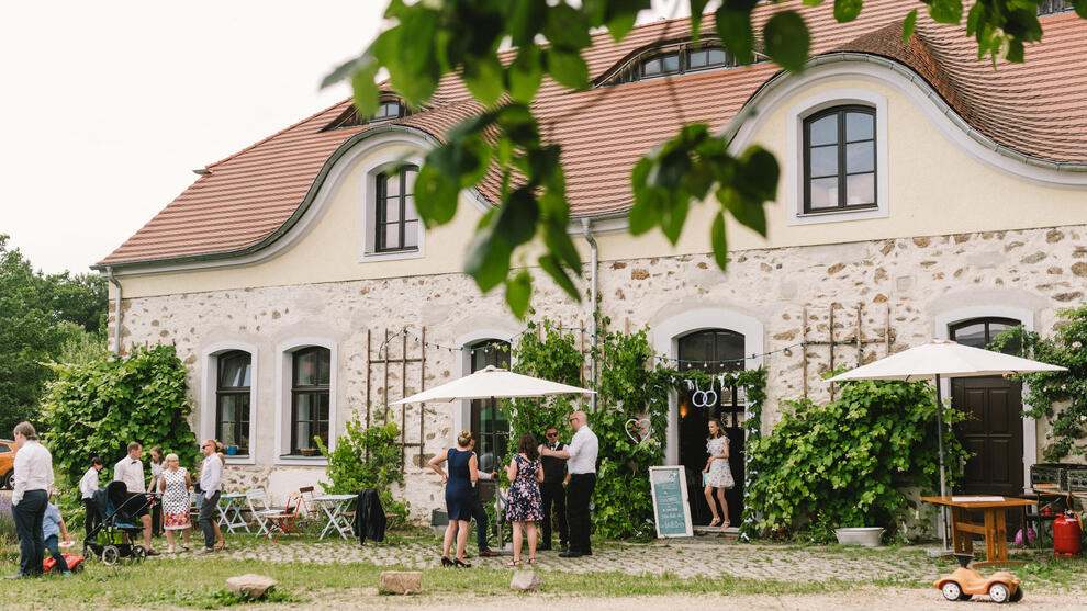 hochzeit-bauernhof-gaeste-draussen