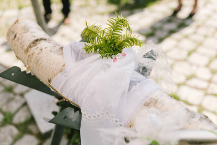 hochzeit-baumstamm-saegen