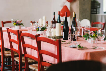 hochzeit-tisch-stuehle-deko