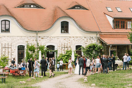 hochzeit-bauernhof-gaeste-aussen